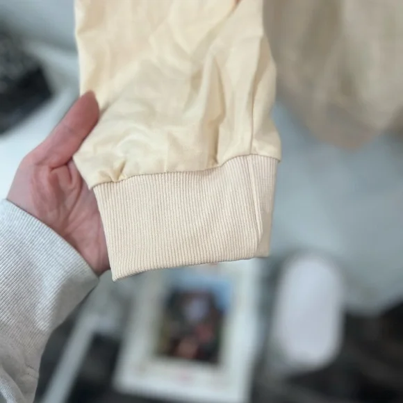 Salem Massachusetts Cream oversized graphic Sweatshirt -NEW - Picture 5 of 6